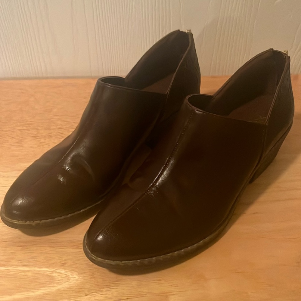 X/appeal Ankle Boots with details on heel and zipper back.